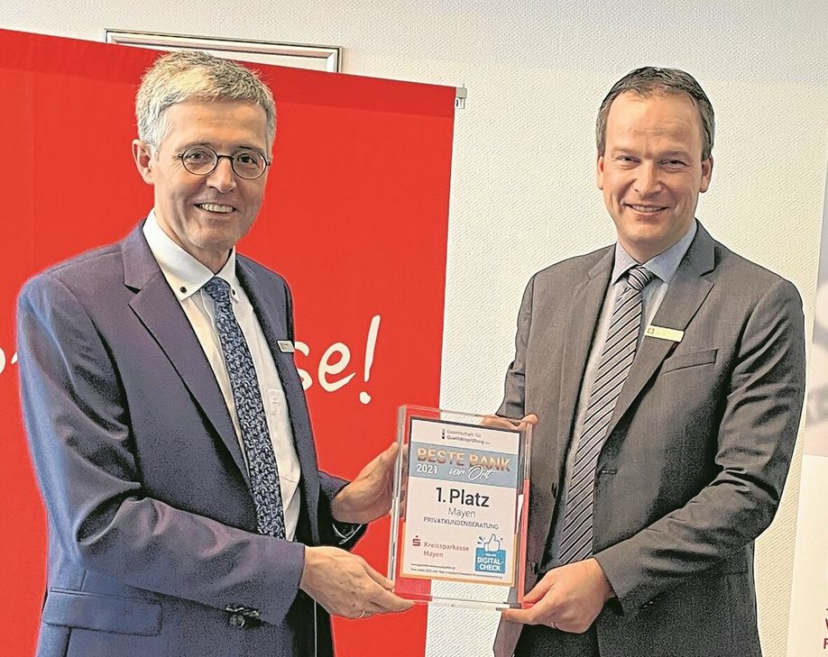 Vorstandsvorsitzender Karl-Josef Esch (l.) und sein Vorstandskollege Christoph Weitzel freuen sich über die Auszeichnung »Beste Bank 2021«.