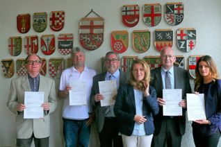 Von links: Ortsbürgermeister Willi Lehnert, Sosberg; Ortsbürgermeister Adelbert Reis, Moritzheim; Ortsbürgermeister Hans-Werner Junk, Pünderich; Staatssekretärin Heike Raab; VG-Bürgermeister Karl Heinz Simon; Laura Eigelshoven, VG-Verwaltung Zell.