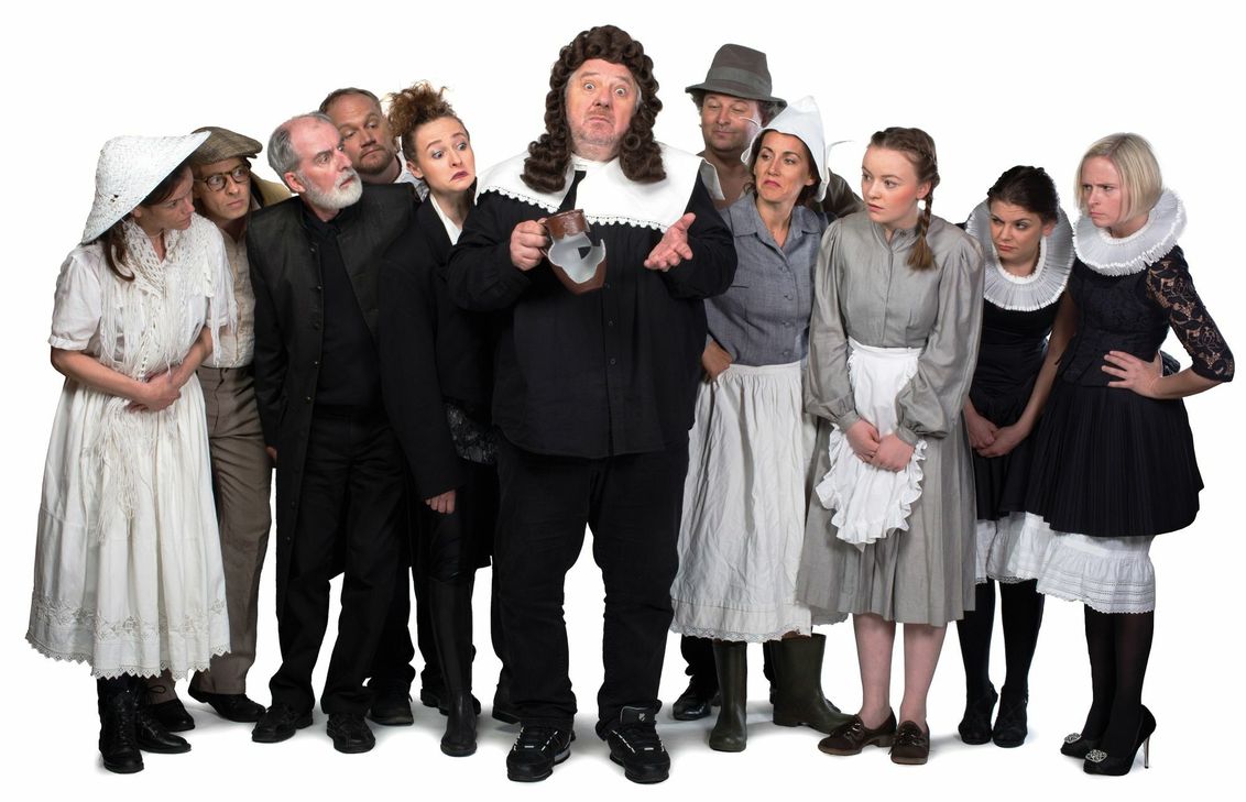 Michael Schanze spielt den Dorfrichter Adam.