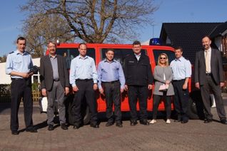 Von links: Wehrführer Alexander Michels, VG-Bürgermeister Alfred Steimers, stellvertretender Wehrführer Daniel Dreis, Armin Zirwes, Wehrleiter Thomas Kerpen, Nicole Schug, Michael Schug, Geschäftsführer des Fördervereins der Feuerwehr Ulmen, und Josef Mais.