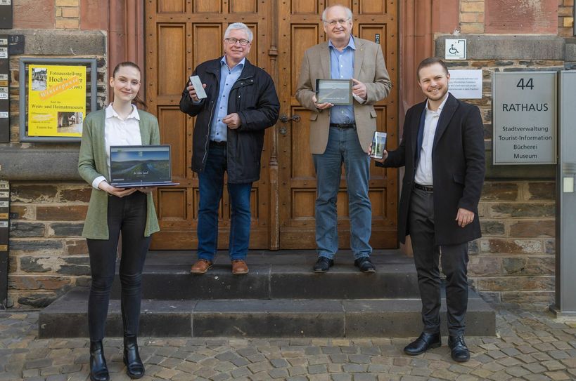 Von links: Anna Lena Struch, Zeller Land Tourismus GmbH, Hans-Peter Döpgen, Stadtbürgermeister Zell, Karl Heinz Simon, Bürgermeister der Verbandsgemeinde Zell, und Yannick Jaeckert, Geschäftsführer der Zeller Land Tourismus GmbH