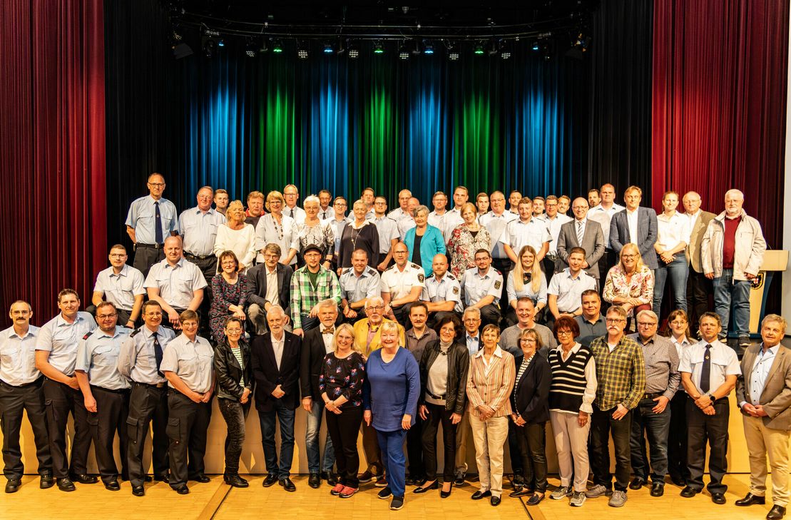 Bürgermeister Jörg Haseneier überreichte feierlich die ersten Ehrenamts- und Jubiläums-Ehrenamtskarten des Landes an Bürgerinnen und Bürger der Stadt Boppard, die sich ehrenamtlich in der Stadt engagieren.