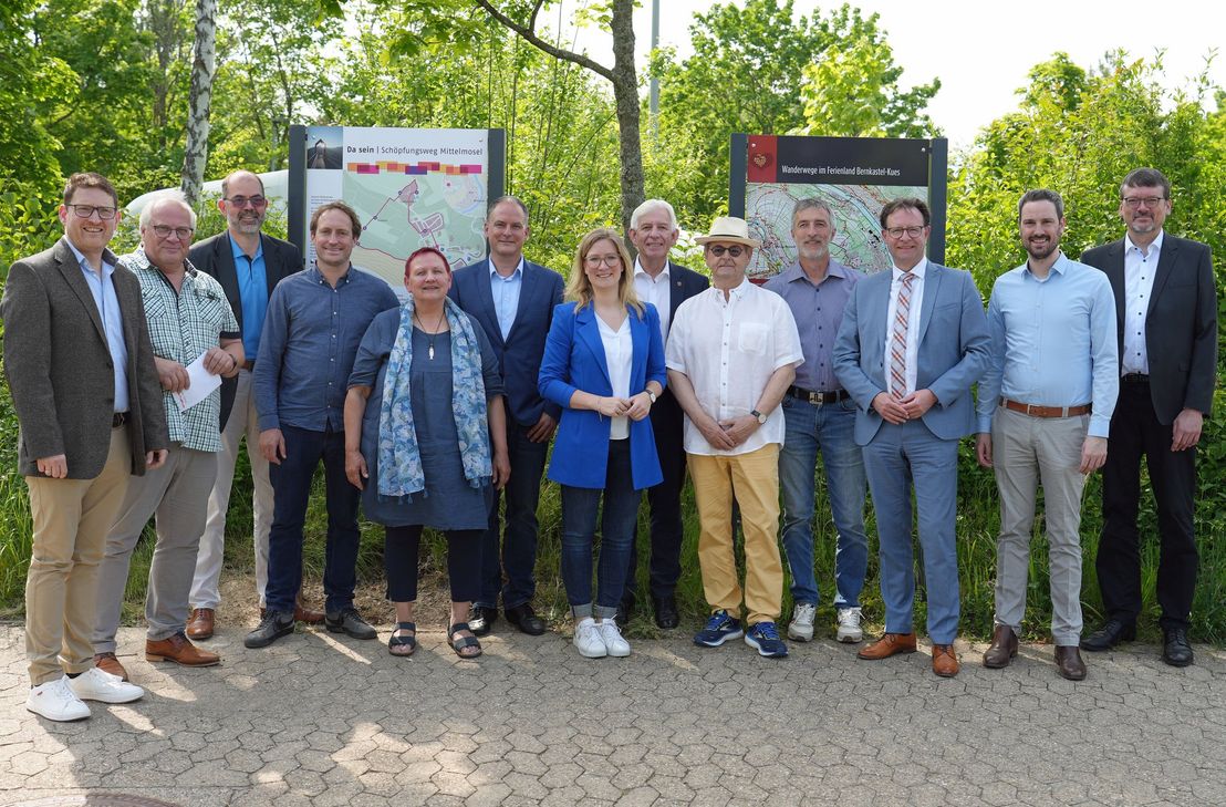 Die Organisatorinnen und Organisatoren des Netzwerk-Projekts "Schöpfungsweg Mittelmosel" am Startpunkt des Rundweges auf dem Kueser Plateau.