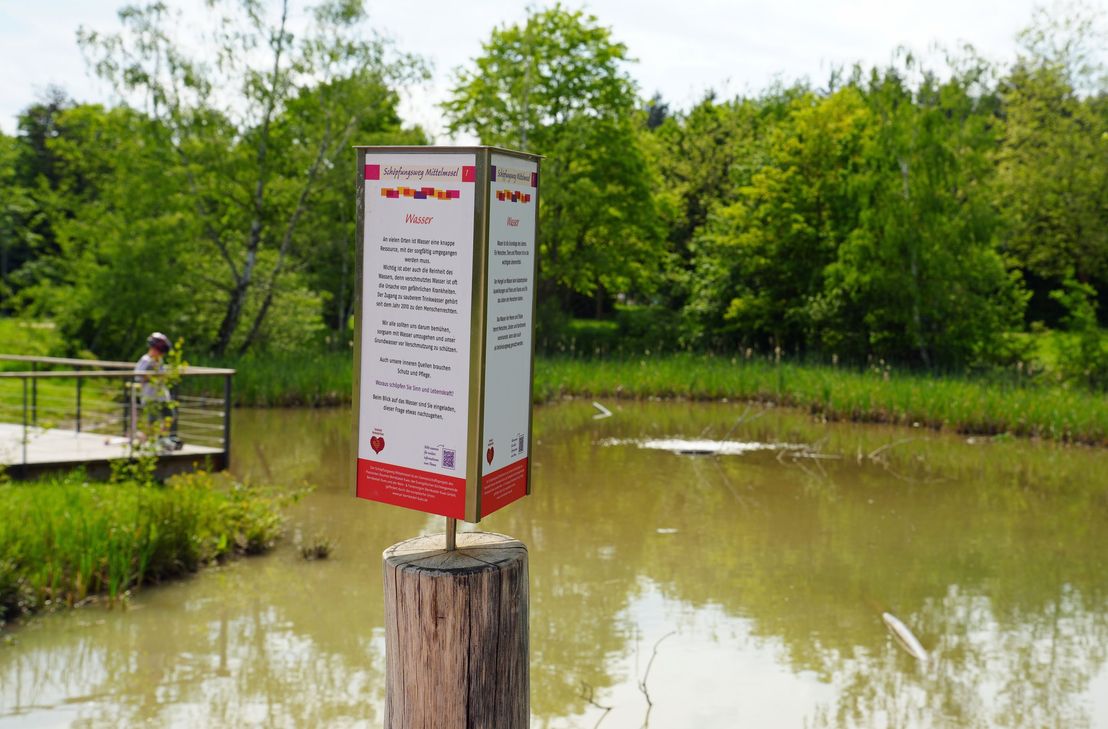 Die erste Station am Teich des neugestalteten Kurparks widmet sich dem Thema Wasser.