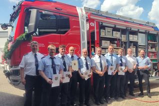 Beförderungen und Ehrungen fanden vor dem neuen Tanklöschfahrzeug statt.