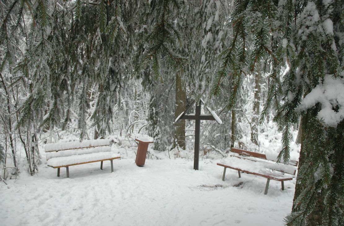 Eine Infotafel und ein kleiner Platz mit Bänken erinnern an das "sagenhafte" Ereignis der jungen "Kätt"