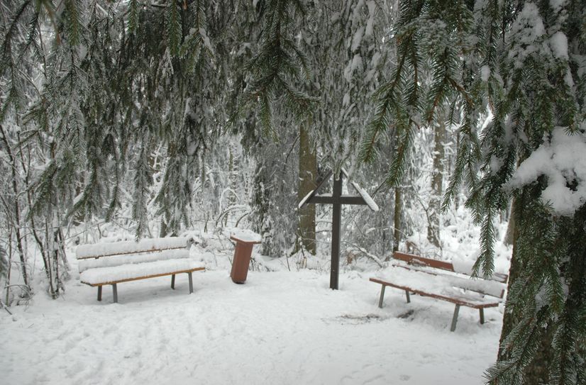 Eine Infotafel und ein kleiner Platz mit Bänken erinnern an das "sagenhafte" Ereignis der jungen "Kätt"