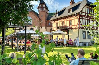Der romantische Sommergarten im Gut Avelsbach im Aveler Tal.