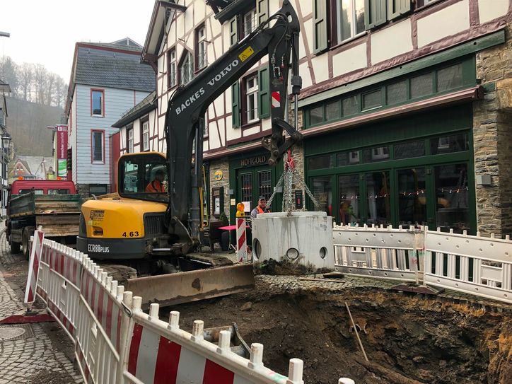 Ein großes Bauprojekt hat viele Beteiligte: Diese feierten nun den erfolgreichen Abschluss des Fremdwassersanierungskonzepts - konkret die Sanierung und Verlegung des »Rursammlers« in der Monschauer Altstadt.