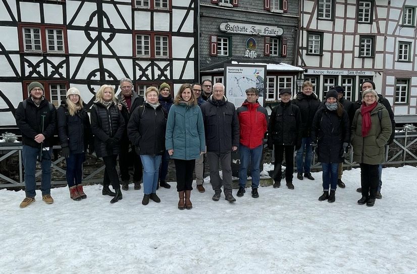 Ein großes Bauprojekt hat viele Beteiligte: Diese feierten nun den erfolgreichen Abschluss des Fremdwassersanierungskonzepts - konkret die Sanierung und Verlegung des »Rursammlers« in der Monschauer Altstadt.