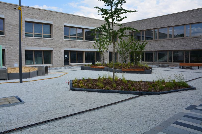 Während das Außengelände zum größten Teil fertiggestellt ist, liegt nun der Fokus der Arbeiten auf dem Inneren des Schulgebäudes.