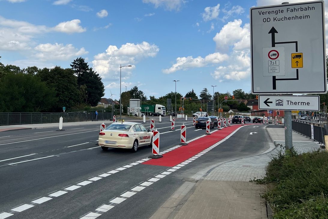 Die Erftbrücke auf der Kölner Straße in Euskirchen ist fertig. Heute soll die Verkehrsführung geändert werden.