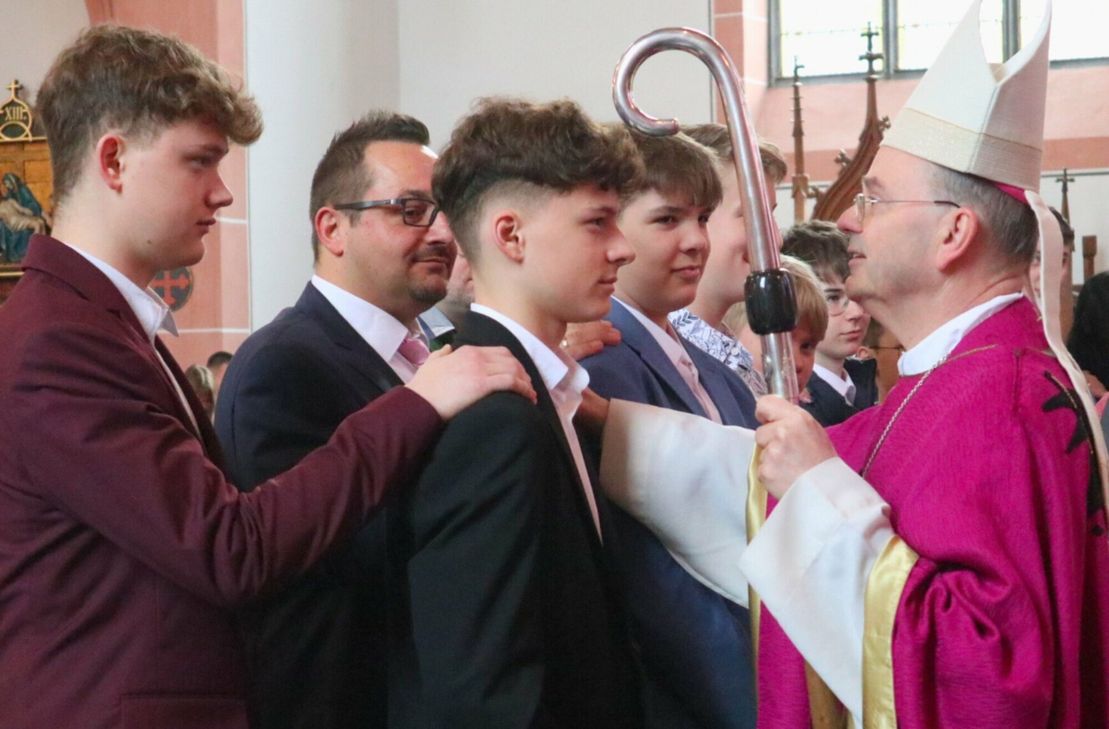 39 junge Menschen empfingen in der katholischen Kirche Kreuzauffindung in Kastellaun das Sakrament der Firmung durch Weihbischof Robert Brahm (rechts).
