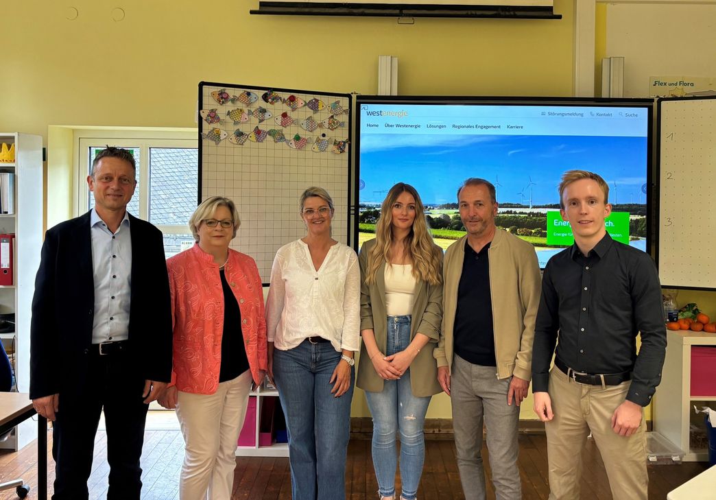 (v.l.): Bei einem Rundgang durch die Grundschule in Kasel begutachteten Marco Felten, Stephanie Nickels, Melanie Britten, Helena Scheer, Thomas Schömer sowie Henrik Lewna die neue LED-Beleuchtung.