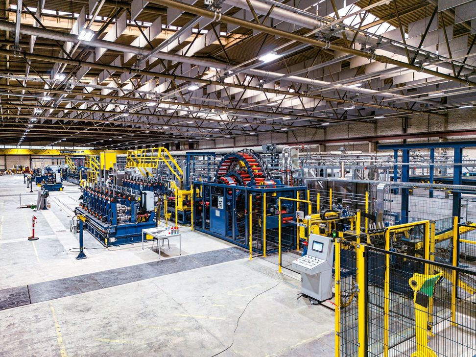 Die Schweißmaschine Laser XL+ im Aufbau beim Schoeller Werk in Hellenthal.