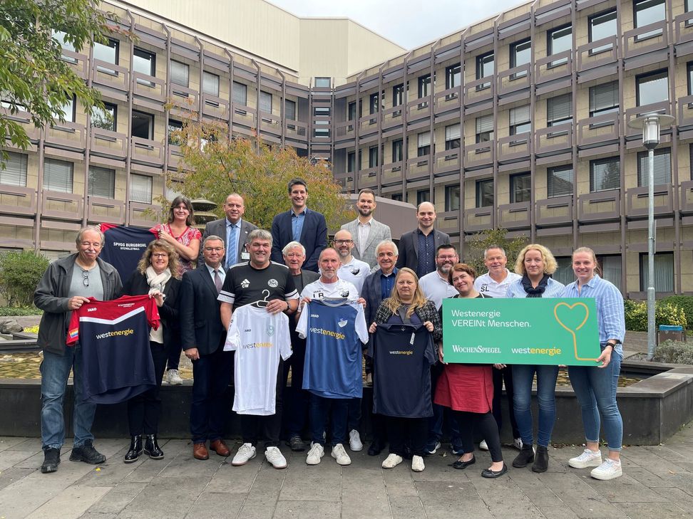 Freude bei den Gewinnern der Aktion »VEREINt Menschen und fördert Inklusion«. Zu den Gratulanten gehörten der Erste Kreisbeigeordnete Horst Gies, Westenergie-Regionalmanager Fabian Vocktmann und der stellvertretende  WochenSpiegel-Verlagsleiter Andreas Persie.