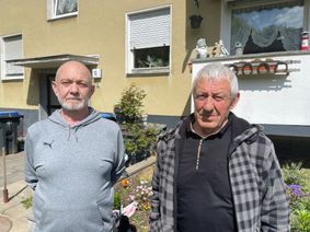 Die Mieter Ewald Fuchs (59, links) und Alexander Karich (69) sind sauer. Seit einer Woche ist der Allgemeinstrom im Haus in Brauheck abgestellt. Deshalb läuft auch die Heizung nicht – somit ist kein warmes Wasser zum Duschen verfügbar.