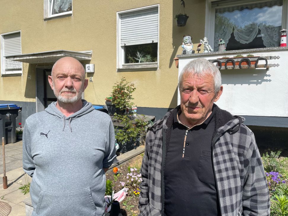 Die Mieter Ewald Fuchs (59, links) und Alexander Karich (69) sind sauer. Seit einer Woche ist der Allgemeinstrom im Haus in Brauheck abgestellt. Deshalb läuft auch die Heizung nicht – somit ist kein warmes Wasser zum Duschen verfügbar.