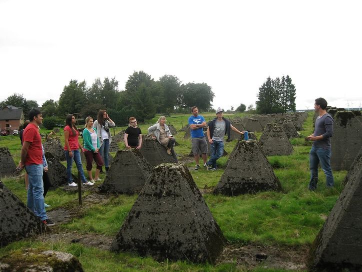 Historisch-politische Bildungsarbeit in einer geschichtsträchtigen Region leisten Benedikt (r.) und Konrad Schöller unter anderem in der Geschichtswerkstatt Nordeifel, die es seit zehn Jahren gibt.