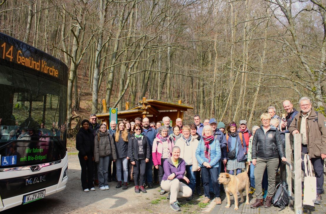 Zahlreiche Gastbetriebe und touristische Servicestellen nahmen an der informativen Busfahrt mit Wanderung teil. Diese fand im Rahmen einer Fortbildungsveranstaltung der Tourismuswerkstat Eifel statt. Hier an der Haltestelle Haftenbach am beliebten Urftseeufer.