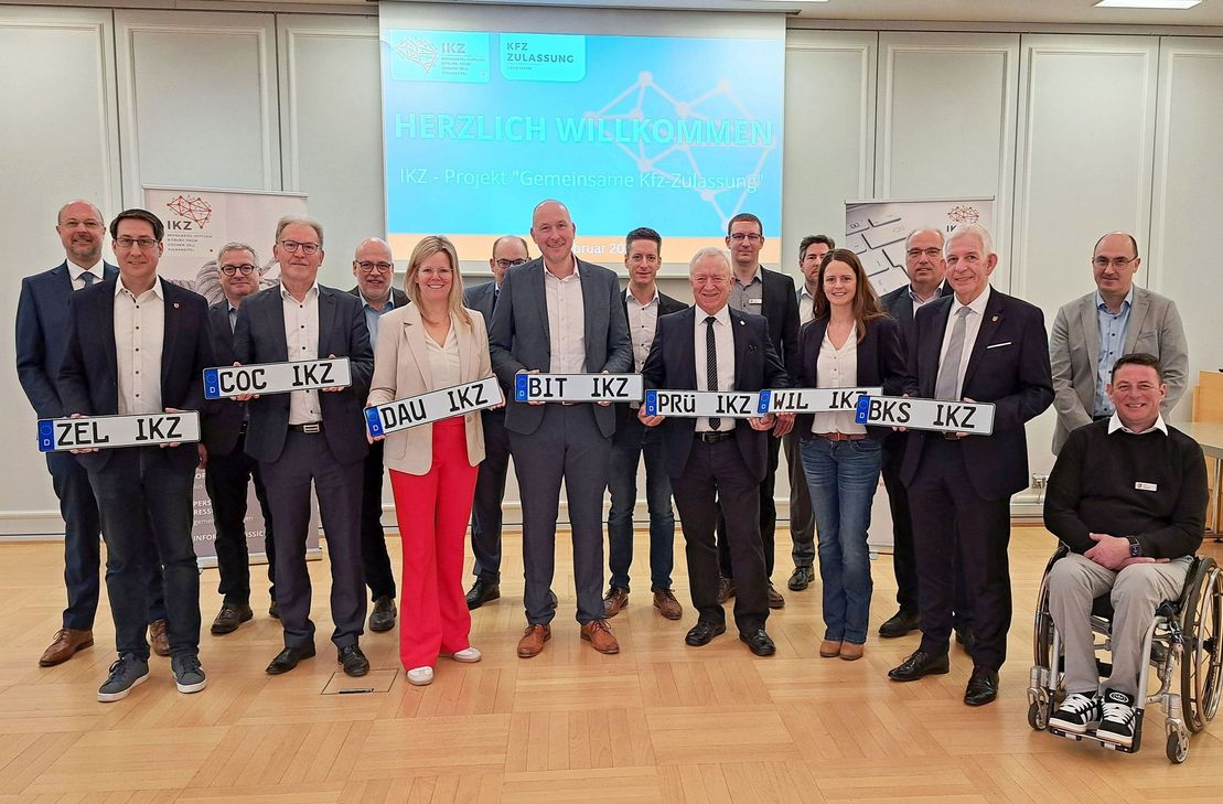 Vereinter Start für das erweiterte Projekt "Gemeinsame Zulassungsstelle" mit Landrat Kruppert, Vertretern der Landkreise Bernkastel-Wittlich, Cochem-Zell und Vulkaneifel, des Landkreistags RLP und des Innenministeriums RLP