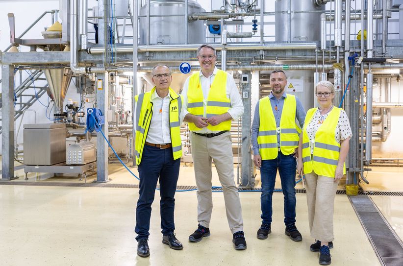 Ministerpräsident Schweitzer mit den Verantwortlichen von JTI Trier.