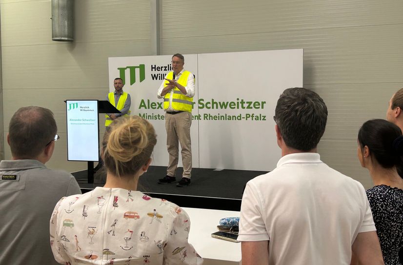 Er hielt eine Rede bei der Mitarbeiterversammlung.