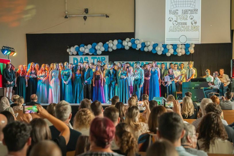 Zur Feier ihres Abschlusses stellten die neunten und zehnten Klassen ein buntes Programm auf die Bühne.