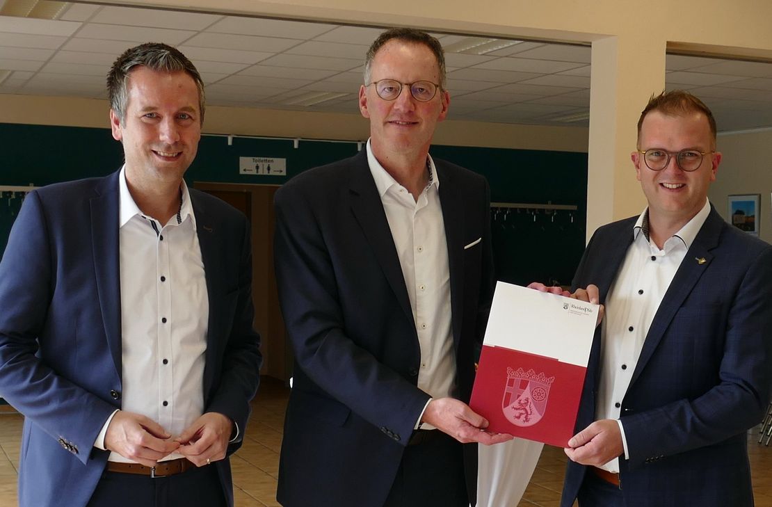 (v.l.): Bürgermeister Manuel Follmann, Minister Michael Ebling und Ortsbürgermeister Christoph Thieltges