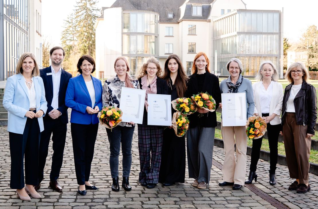V.l.: IHK-Hauptgeschäftsführerin Jennifer Schöpf-Holweck, Leiter Existengründung und Unternehmensförderung der IHK Trier Kevin Gläser, Ministerin für Wirtschaft, Verkehr, Landwirtschaft und Weinbau Daniela Schmitt, die Preisträgerinnen Melanie Böhme, Melanie Limberg, Sarah Hüttenmeister, Sarah Baader, und Alexandra Reinhard sowie die Jurymitglieder aus der IHK-Vollversammlung Silvia Günther und Karin Kaltenkirchen