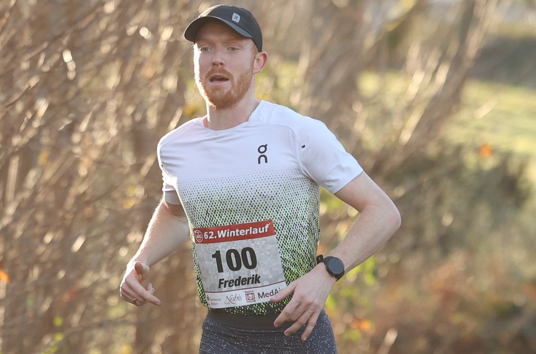 3000 Meter-Hindernislauf-Rekordhalter Frederik Ruppert beim diesjährigen ATG Winterlauf. Er wird die Ehrungen in Konzen vornehmen.