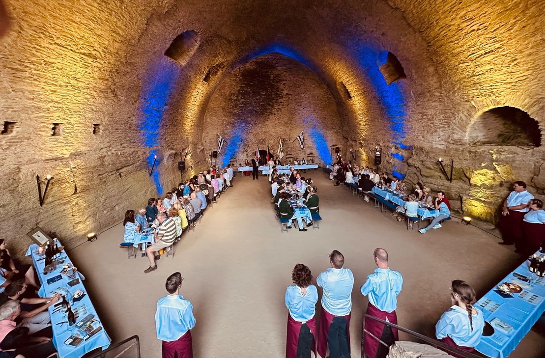 Am vergangenen Sonntag fand zum ersten Mal eine von der Stadt organisierte Weinprobe im großen Keller auf Burg Rheinfels statt.