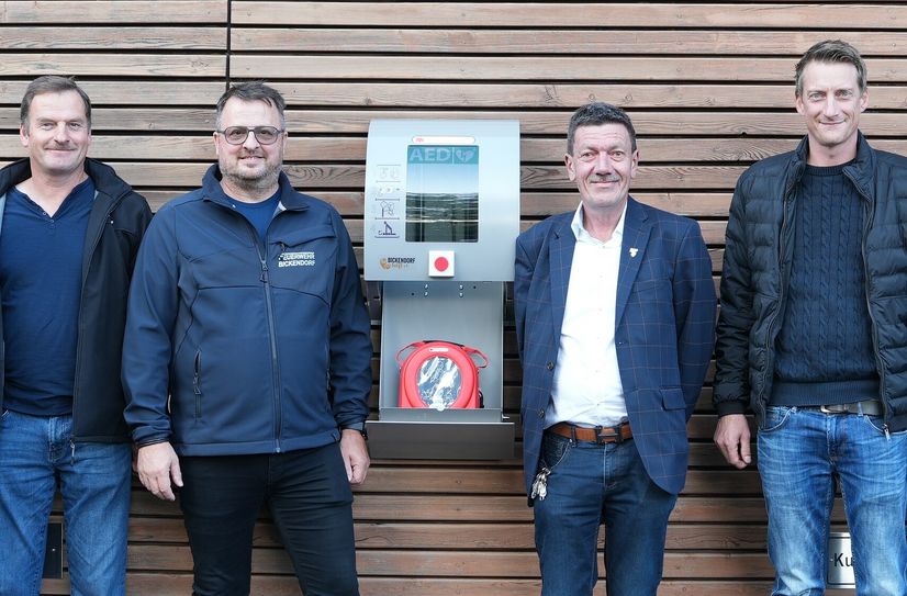 Freuen sich über die Neuanschaffung des Defibrillator Beigeordneter Josef Klankert, Ortsbürgermeister Dietmar Tures, der Vorsitzende der Fördervereins Bickendorf hilft e.V. Wilfried Kootz und dessen Stellvertreter Bernd Lichtenthäler (v.l.n.r.).