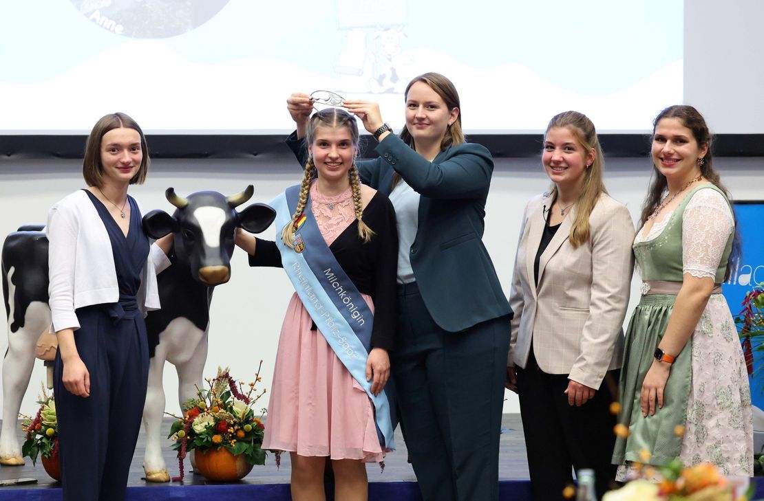 Die 2. Milchkönigin Klara Scholtes (3.v.r.)  gibt die Krone an Anne Schmillen (2. v.l.) weiter. Die Mitbewerberinnen Henriette Koltes, Ronja Steuerwald-Ludwig und Lina Hoff (v.r.n.l.) haben der Jury die Wahl schwer gemacht