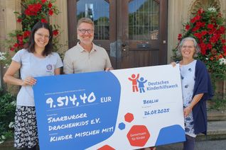 Carina Pytlik (Saarburger Drachenkids e. V), Stadtbürgermeister Andreas Reymann und Sandra Rouhi (Deutsches Kinderhilfswerk)