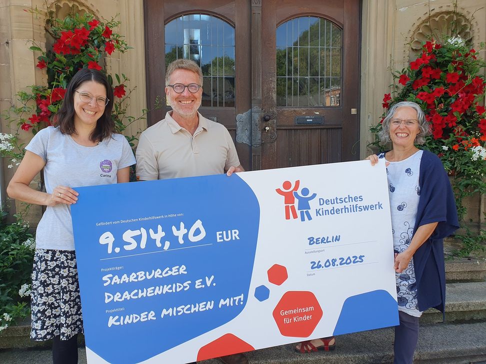Carina Pytlik (Saarburger Drachenkids e. V), Stadtbürgermeister Andreas Reymann und Sandra Rouhi (Deutsches Kinderhilfswerk)