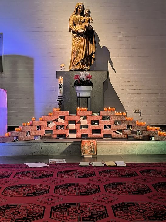 2.	Die Klage- und Gebetsmauer war beim Beichtparcours vor allem der Ort, um Gott um Verzeihung für alles nicht so Gute im Leben zu bitten, eine Fürbitte zu schreiben und ein Licht aufzustellen.