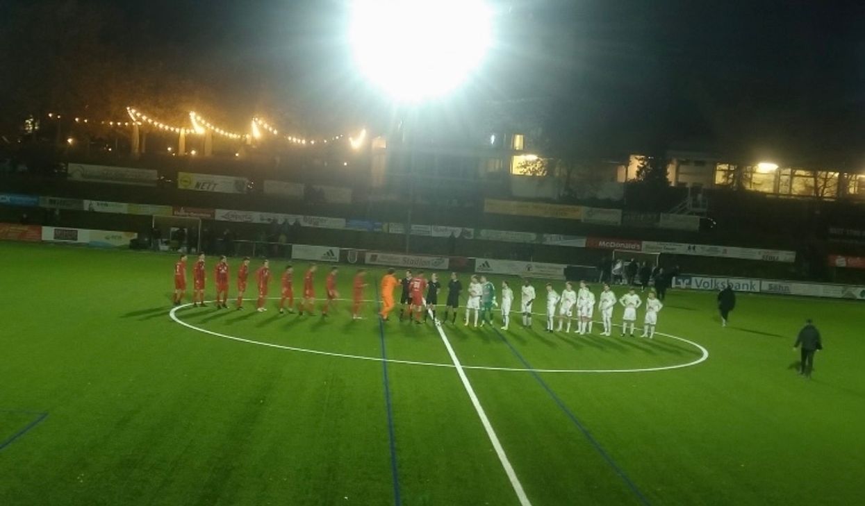 Vorweihnachtliche Freude: Die SG Eintracht Mendig (in Weiß) überwintert als Tabellenführer der Bezirksliga Mitte. Foto: Archiv Peter Hürter