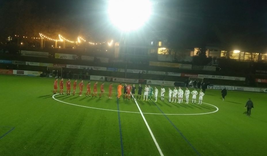 Vorweihnachtliche Freude: Die SG Eintracht Mendig (in Weiß) überwintert als Tabellenführer der Bezirksliga Mitte.           Foto: Archiv Peter Hürter