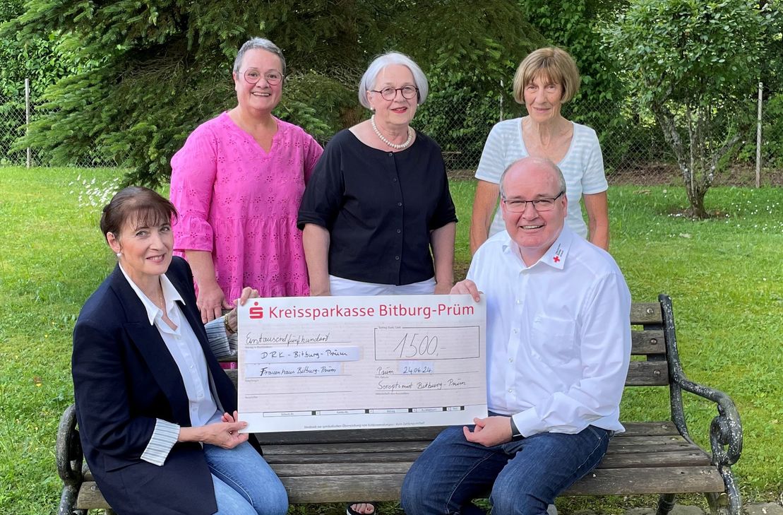 V.l.: sitzend Petra Kaldenbach links und rechts Rainer Hoffmann, dahinter  Ulla Addy, Helga Enders und Dr. Doris Dahmen