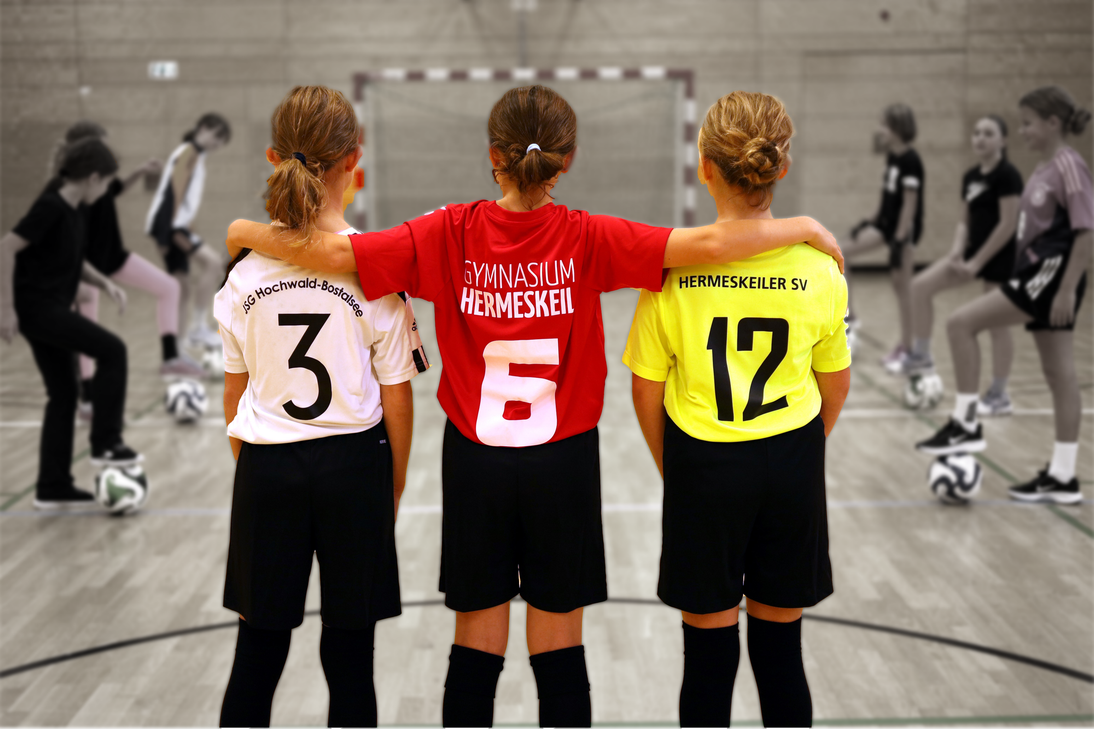 Jeden Donnerstag von 13:30 bis 15:00 Uhr treffen sich fußballbegeisterte Schülerinnen und Schüler zur Mädchen- und Jungen-Fußball-AG des Gymnasiums Hermeskeil.