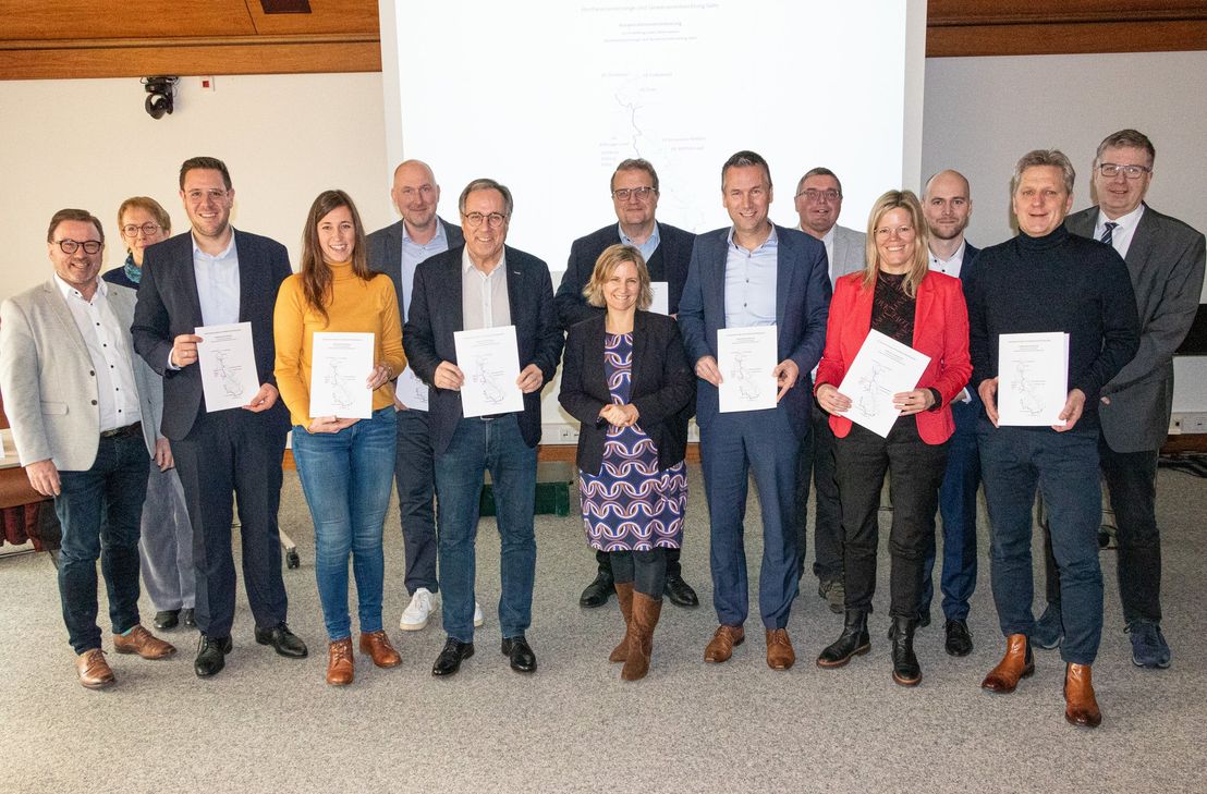 Vertreter von vier Landkreisen und sechs Verbandsgemeinden unterzeichneten in Wittlich gemeinsam mit Umwelt- und Klimaschutzministerin Katrin Eder eine Kooperationsvereinbarung.