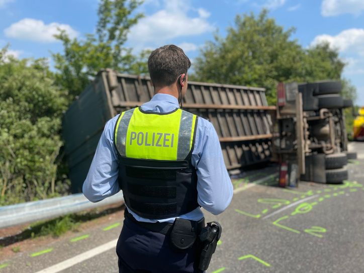 Bei einem Unfall, den die Polizei Euskirchen 2024 aufnahm, war ein Lastwagen auf die Seite gekippt. Der Fahrer wurde nach Angaben der Polizei jedoch nur leicht verletzt.