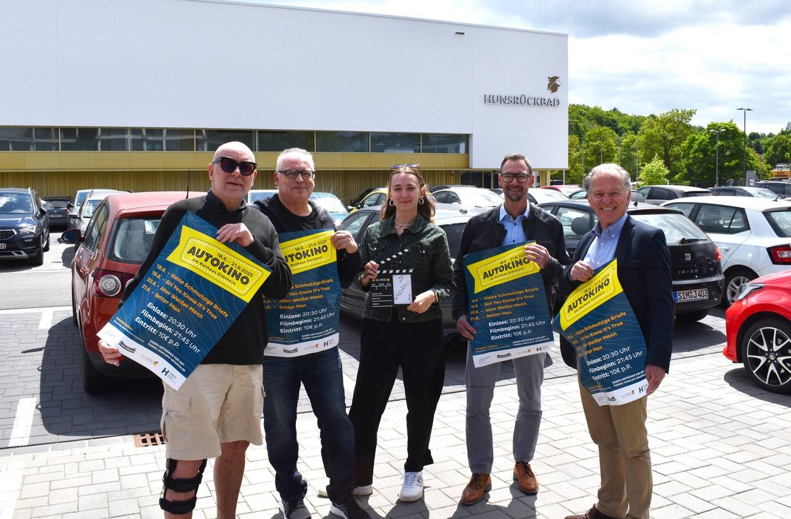 In knapp zwei Wochen verwandelt sich der Parkplatz in einem Kinosaal. Wolfgang Stemann und Peter Huth (Pro-Winzkino), Melina Michel und Jens Ginzel (Stadt Simmern) sowie Bürgermeister Dr. Andreas Nikolay freuen sich auf das Autokino.