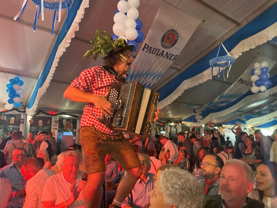 Die Tiroler Band Wildbach sorgt für zünftige Stimmung.