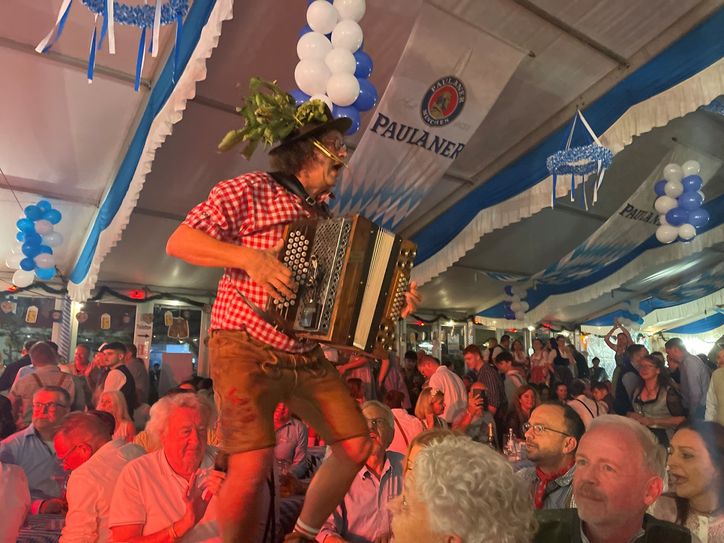 Die Tiroler Band Wildbach sorgt für zünftige Stimmung.