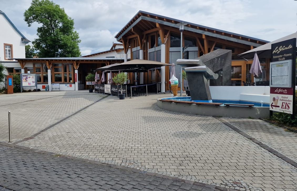 Hier auf dem Vorplatz des Dauner Forums findet am 18. Juli die Gegendemonstration statt.