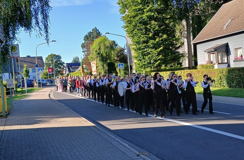 Reichlich Musik gibt es auf der Höfener Kirmes - auch zu Ehren von Schützenmajestäten und Hahnenkönig.
