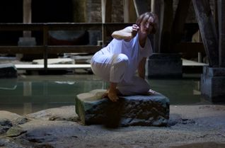 Der Arenakeller unter dem Trierer Amphitheater wird für sechs Vorstellungen zur Bühne.
Der Raum führt bis heute Grundwasser.