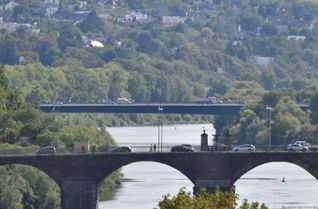 Konrad-Adenauer-Brücke (hinten, im Vordergrund die Römerbrücke)